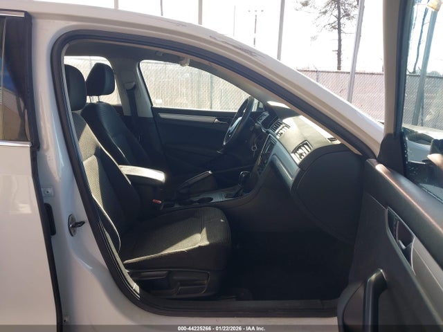 2017 Volkswagen Passat 1.8t S მანქანა იყიდება აუქციონზე, vin: 1VWAT7A39HC015214, აუქციონის ნომერი: 44225266