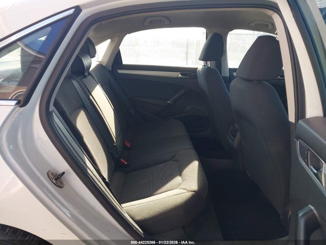 2017 Volkswagen Passat 1.8t S მანქანა იყიდება აუქციონზე, vin: 1VWAT7A39HC015214, აუქციონის ნომერი: 44225266