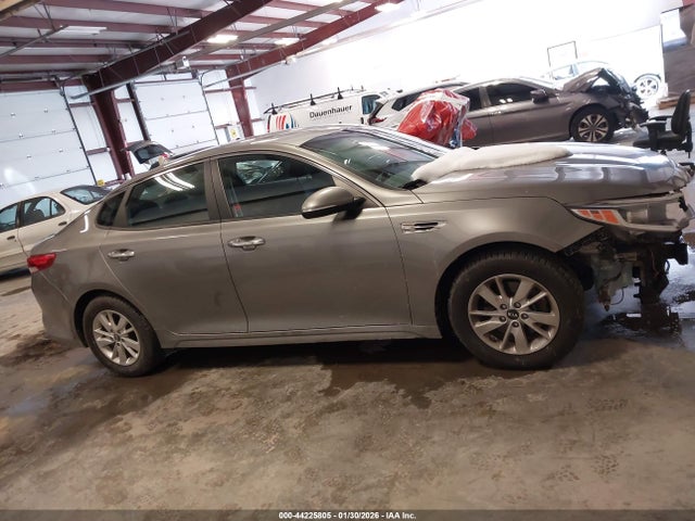 2017 Kia Optima Lx მანქანა იყიდება აუქციონზე, vin: 5XXGT4L30HG156245, აუქციონის ნომერი: 44225805