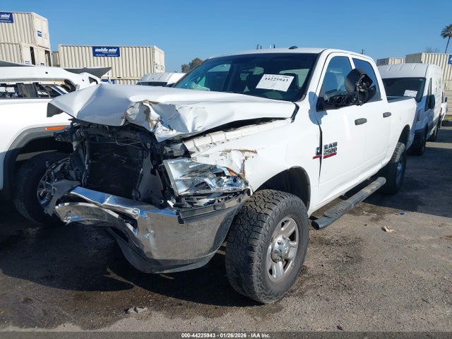 3C6UR5CL4JG256611 RAM 2500 Tradesman 4x4 6&#039;4 Box