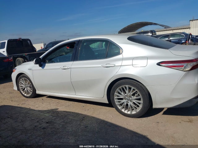 4T1B21HK0JU003422 Toyota Camry Hybrid Xle