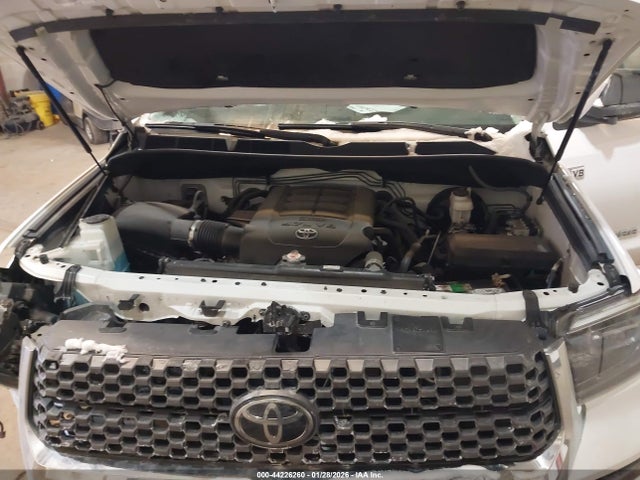 5TFUW5F12JX744589 Toyota Tundra Sr5 5.7l V8