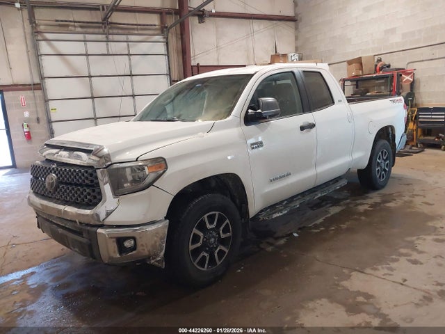 5TFUW5F12JX744589 Toyota Tundra Sr5 5.7l V8