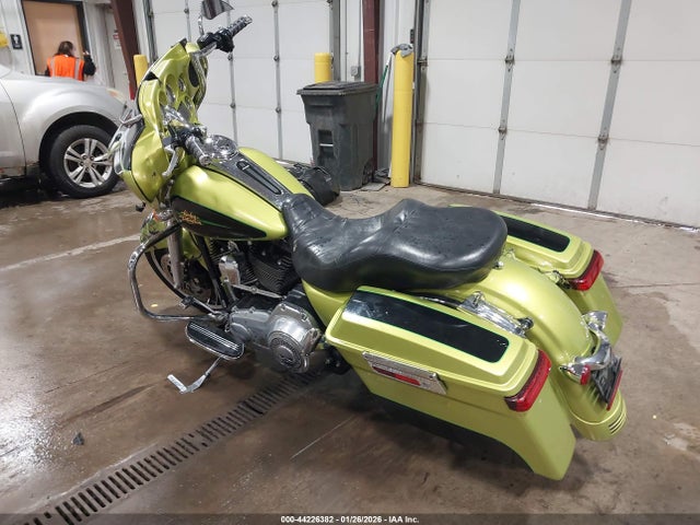 2011 HARLEY-DAVIDSON FLHX 1HD1KB413BB642618 Photo 2