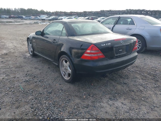 1999 MERCEDES-BENZ SLK 230 WDBKK47F7XF123417 Photo 2