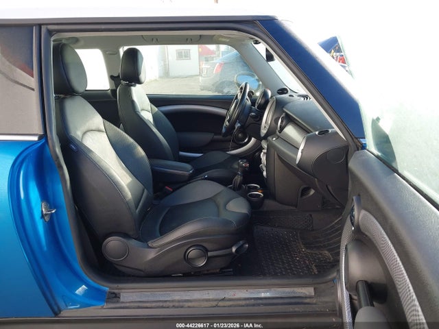 2010 MINI COOPER S WMWMF7C57ATZ73194 Photo 4