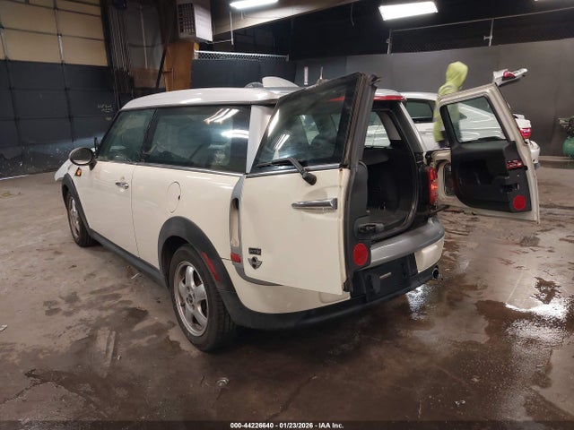 2010 MINI COOPER CLUBMAN WMWML3C50ATX36919 Photo 2