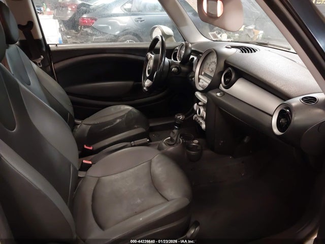 2010 MINI COOPER CLUBMAN WMWML3C50ATX36919 Photo 4