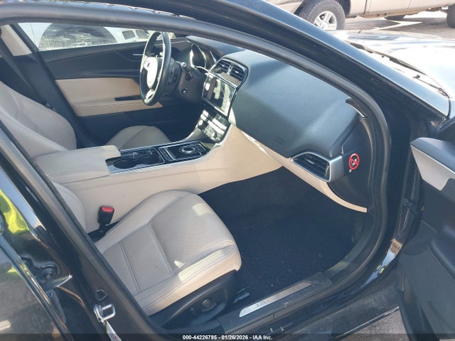 2017 JAGUAR XE SAJAK4BV7HA946036 Photo 4