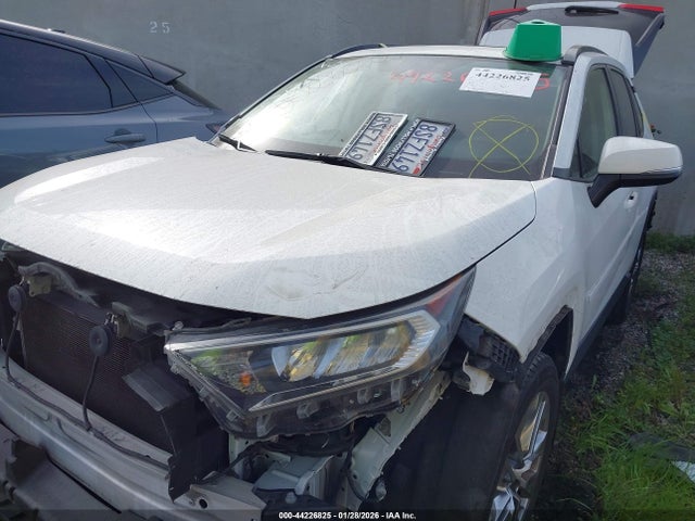 Toyota Rav4 Xle Premium 2019 JTMC1RFV2KJ012746 Image 2