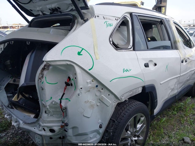 Toyota Rav4 Xle Premium 2019 JTMC1RFV2KJ012746 Image 4