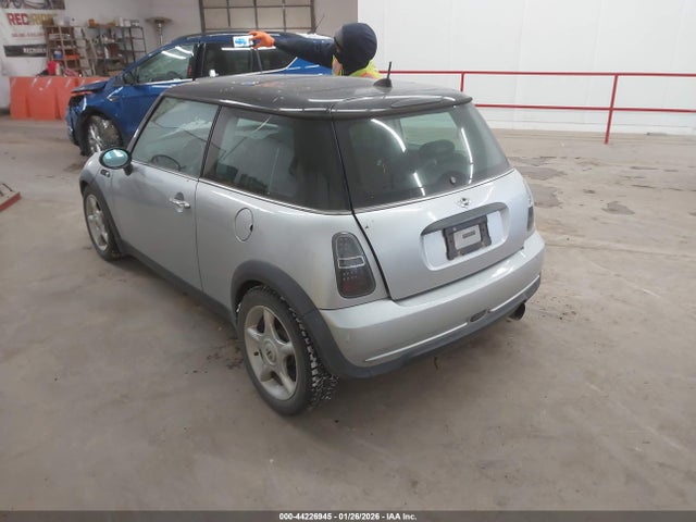 2006 MINI COOPER WMWRC33566TJ74635 Photo 2
