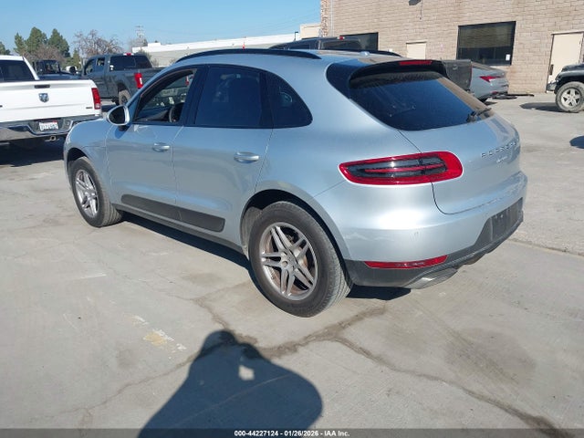 2017 PORSCHE MACAN WP1AA2A58HLB04736 Photo 2
