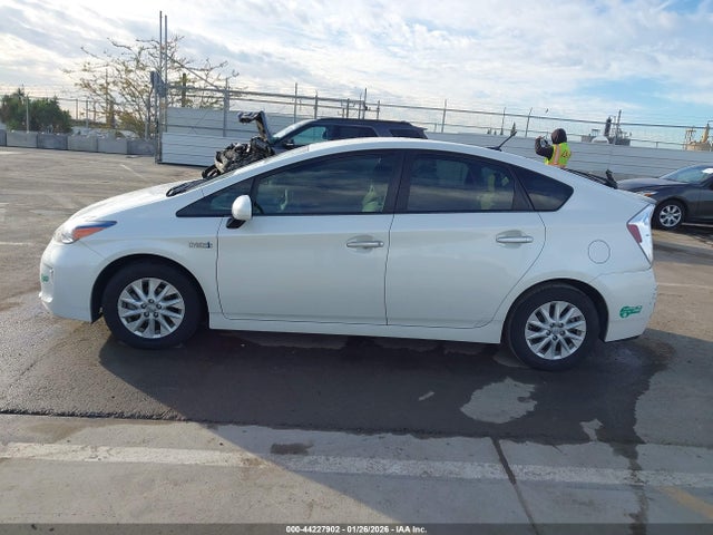 Toyota PRIUS PLUG-IN 2014 JTDKN3DP8E3055532 Image 13