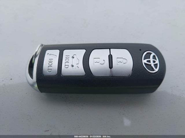 3MYDLBYV3KY507618 Toyota YARIS LE