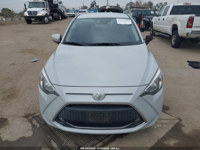 3MYDLBYV3KY507618 Toyota YARIS LE