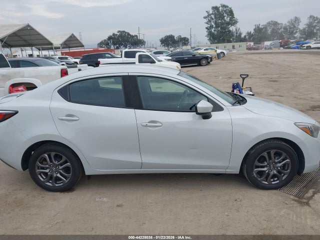 3MYDLBYV3KY507618 Toyota YARIS LE