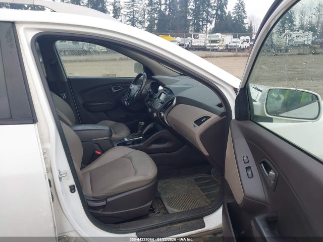 KM8JUCAG0FU954914 Hyundai TUCSON SE