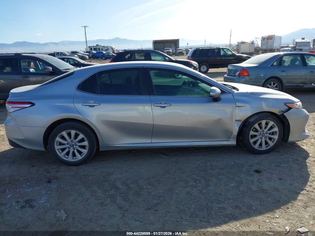 2018 Toyota Camry Le მანქანა იყიდება აუქციონზე, vin: 4T1B11HK5JU009770, აუქციონის ნომერი: 44228599