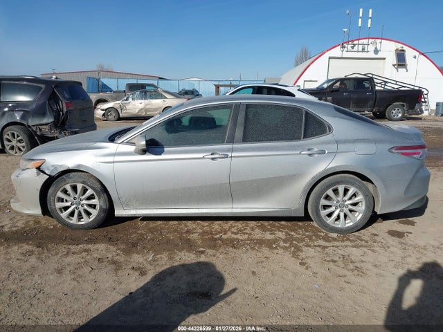 2018 Toyota Camry Le მანქანა იყიდება აუქციონზე, vin: 4T1B11HK5JU009770, აუქციონის ნომერი: 44228599