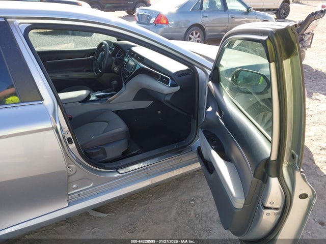 2018 Toyota Camry Le მანქანა იყიდება აუქციონზე, vin: 4T1B11HK5JU009770, აუქციონის ნომერი: 44228599