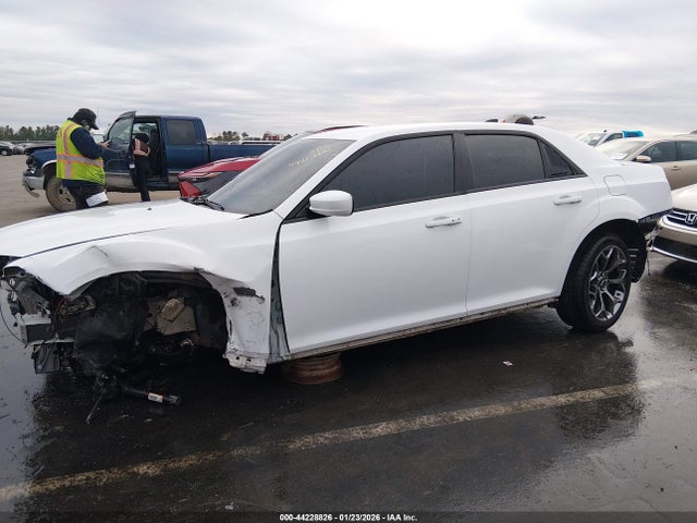 44228826 :رقم المزاد ، 2C3CCABG3FH864442 vin ، 2015 Chrysler 300 300s مزاد بيع