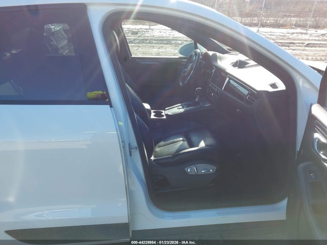 2019 PORSCHE MACAN WP1AA2A53KLB01153 Photo 4