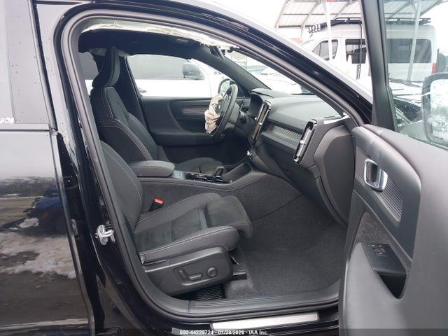 2023 VOLVO XC40 YV4L12UW1P2112497 Photo 4