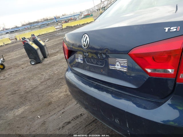 2014 Volkswagen Passat 1.8t S მანქანა იყიდება აუქციონზე, vin: 1VWAT7A30EC055953, აუქციონის ნომერი: 44230142