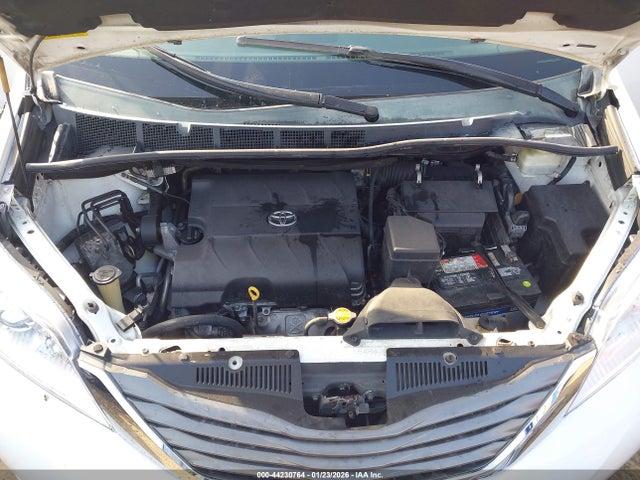 44230764 :رقم المزاد ، 5TDYK3DC4ES522119 vin ، 2014 Toyota Sienna Xle V6 8 Passenger مزاد بيع