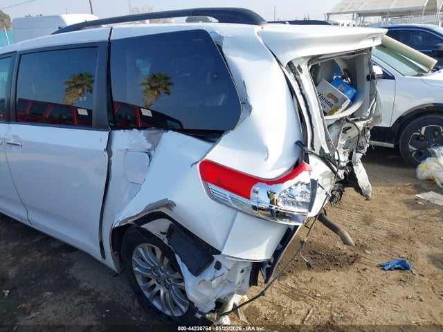 44230764 :رقم المزاد ، 5TDYK3DC4ES522119 vin ، 2014 Toyota Sienna Xle V6 8 Passenger مزاد بيع