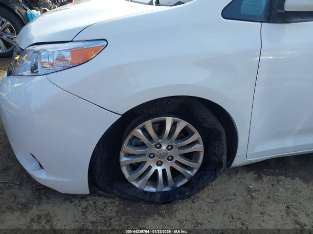 44230764 :رقم المزاد ، 5TDYK3DC4ES522119 vin ، 2014 Toyota Sienna Xle V6 8 Passenger مزاد بيع