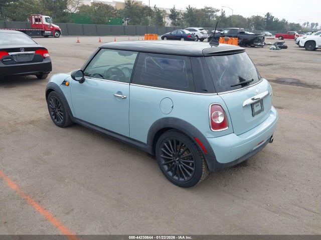 2011 MINI COOPER WMWSU3C57BT184146 Photo 2