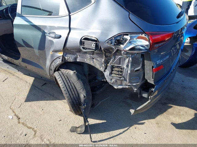 KM8J2CA46KU882509 Hyundai TUCSON SE