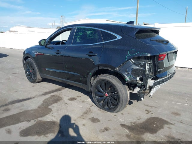 2018 JAGUAR E-PACE SADFP2FX4J1Z14371 Photo 2