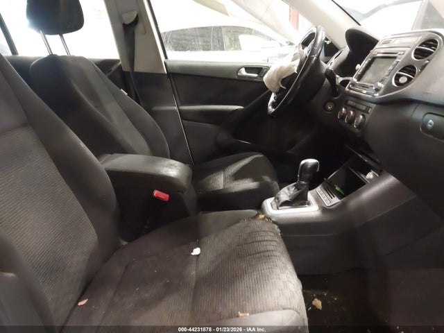 2015 Volkswagen Tiguan S მანქანა იყიდება აუქციონზე, vin: WVGBV7AX2FW525156, აუქციონის ნომერი: 44231878