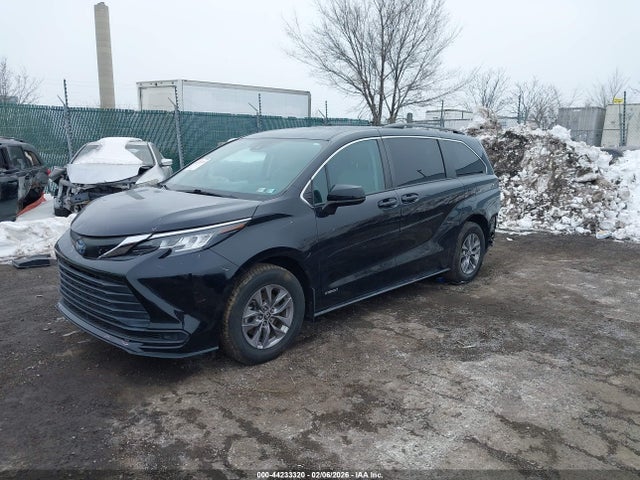 Toyota SIENNA LE 2021 5TDKRKEC5MS063823 Image 2