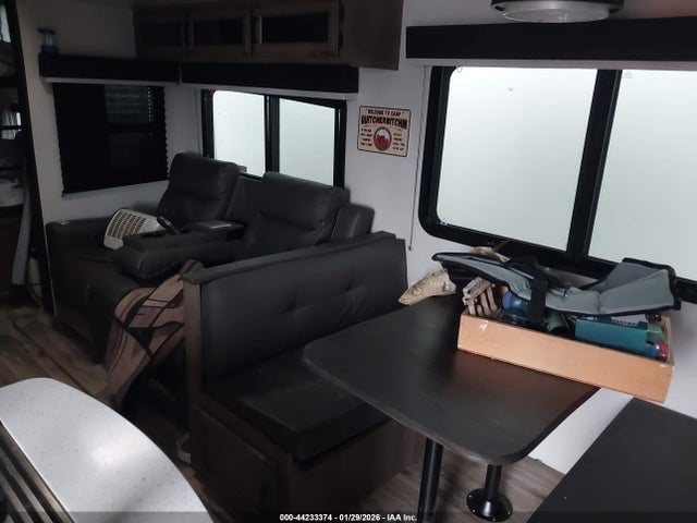 4EZT13227P8090557 Venture Sporttrek