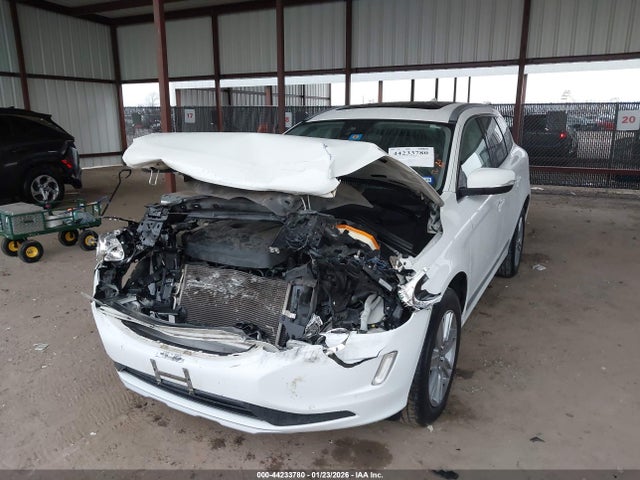 2017 VOLVO XC60 YV440MDU8H2005661 Photo 1