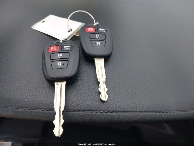 2T1BURHE5KC126946 Toyota COROLLA SE