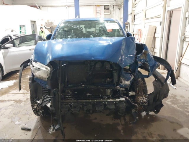 2017 Toyota Tacoma Trd Off Road მანქანა იყიდება აუქციონზე, vin: 3TMCZ5AN6HM115706, აუქციონის ნომერი: 44233939