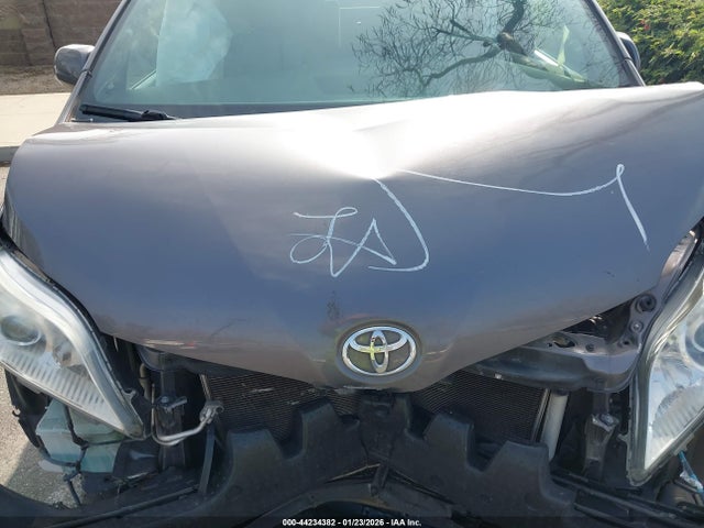 5TDYK3DC2FS655785 Toyota Sienna Xle Premium 8 Passenger
