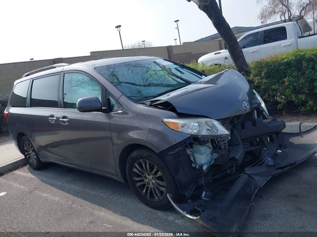 5TDYK3DC2FS655785 Toyota Sienna Xle Premium 8 Passenger