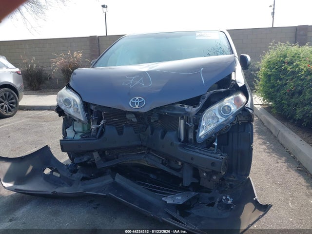 5TDYK3DC2FS655785 Toyota Sienna Xle Premium 8 Passenger