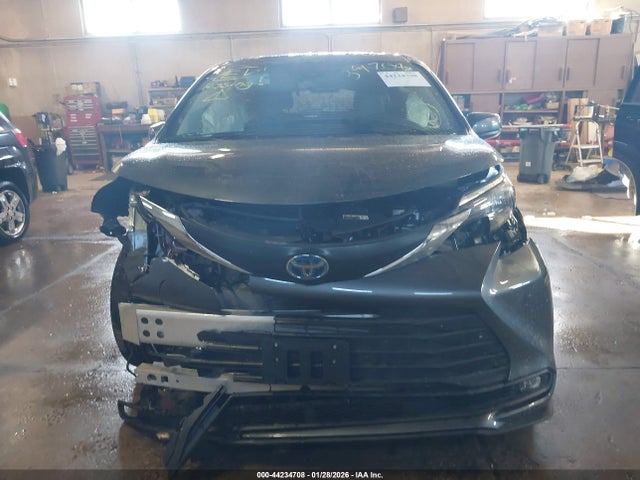 Toyota SIENNA XLE 2025 5TDYRKEC0SS289999 Image 12