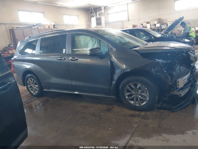 Toyota SIENNA XLE 2025 5TDYRKEC0SS289999 Image 13