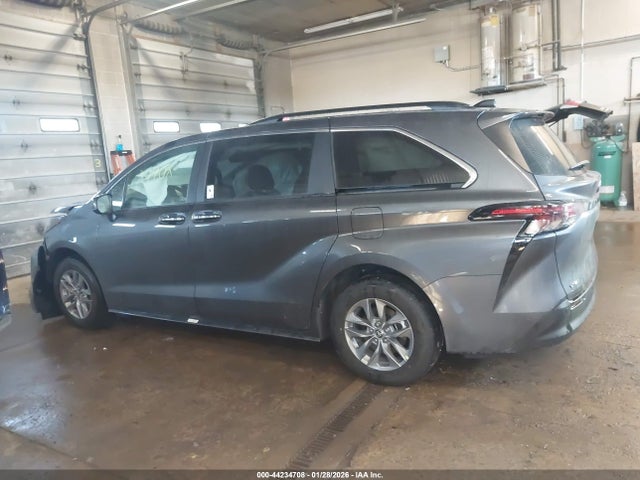 Toyota SIENNA XLE 2025 5TDYRKEC0SS289999 Image 14