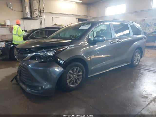 Toyota SIENNA XLE 2025 5TDYRKEC0SS289999 Image 2