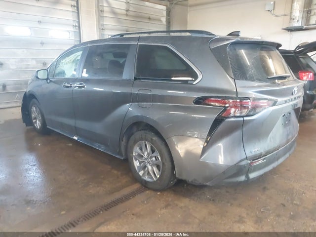 Toyota SIENNA XLE 2025 5TDYRKEC0SS289999 Image 3