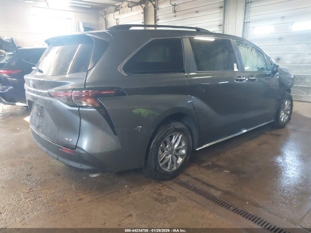 Toyota SIENNA XLE 2025 5TDYRKEC0SS289999 Image 4
